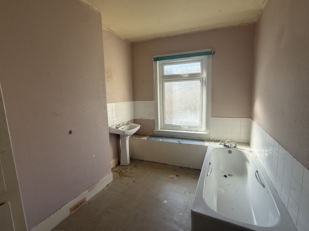 Lot: 108 - HOUSE CLOSE TO TOWN CENTRE IN NEED OF REFURBISHMENT - Bathroom House in Need of Refurbishment